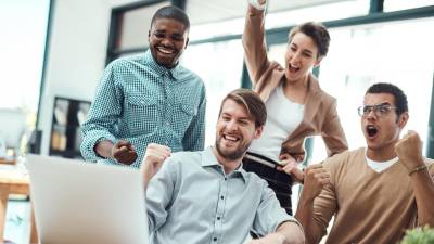 Trabajadores en un momento de alegría compartida. Foto de PeopleImages.com-Shutterstock, facilitada por Journalistic.org.