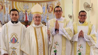 Eduardo Enrique Ramírez, Marvin Guerra y Óscar Funes junto al obispo emérito Ángel Garachana.