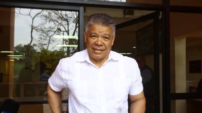 El vicealcalde Omar Menjívar cuando llegaba al Ministerio Público.