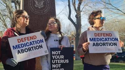 Activistas pro aborto se manifestaron frente a la corte en Texas donde defendieron los derechos de las mujeres para acceder a la píldora abortiva.
