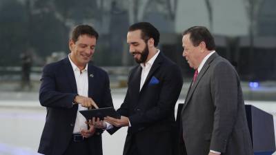 El presidente de El Salvador, Nayib Bukele, habla con el presidente de Google Cloud para Latinoamerica, Eduardo López, y el embajador de Estados Unidos en El Salvador, William Duncan, en la inauguración de las oficinas de Google.