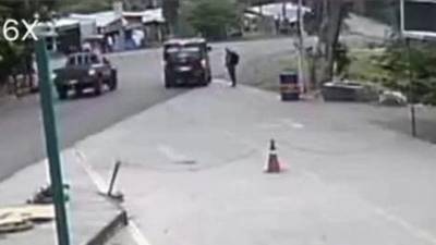 Las cámaras captaron al conductor del píck up hacia el motel.