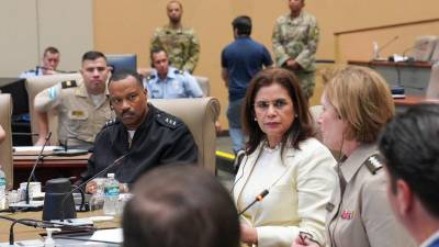 Rixi Moncada estuvo acompañada por el general del Estado Mayor Conjunto, Roosevelt Hernández, y el embajador de Honduras en Estados Unidos, Javier Bú Soto.