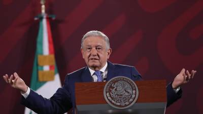 El presidente de México, Andrés Manuel López Obrador, habla durante su conferencia de prensa matutina hoy, en el Palacio Nacional en Ciudad de México.