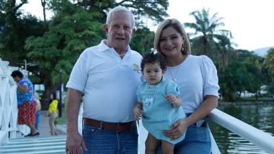 Anfitriones. Roger Valladares, su esposa Emma e hija Valentina .