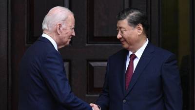 El presidente estadounidense Joe Biden estrecha la mano al presidente de China, Xi Jinping.