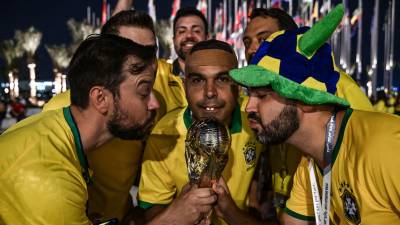 Aficionados de Brasil en Qatar previo al debut mundialista.