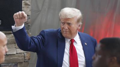 El expresidente de EE. UU. y candidato presidencial republicano Donald Trump gesticula después de hablar con los medios de comunicación. EFE/EPA/ERIK S. LESSER