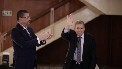 El líder opositor venezolano Edmundo González Urrutia (d) saluda este jueves, durante su recibimiento por el presidente de Costa Rica, Rodrigo Chaves, en la Casa Presidencial en San José.