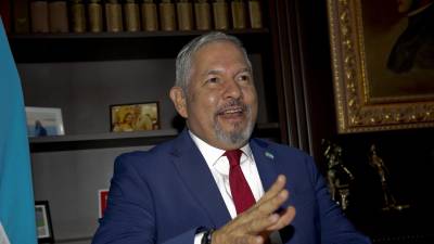 El canciller de Honduras, Eduardo Enrique Reina, habla durante una entrevista con EFE.