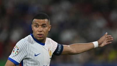 Mbappé finalmente tuvo que ser sustituido (90) con la camiseta blanca teñida de rojo.