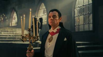 Fotografía cedida por Televisa Univision de Eugenio Derbez durante una escena de la serie ‘Y llegaron de noche’, producción basada en hechos reales y que gira en torno a un grupo de latinos que realizó una versión en español del largometraje ‘Drácula’ de 1931.