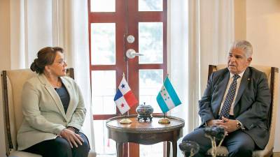 La presidenta de Honduras, Xiomara Castro, con el presidente de Panamá, José Mulino.