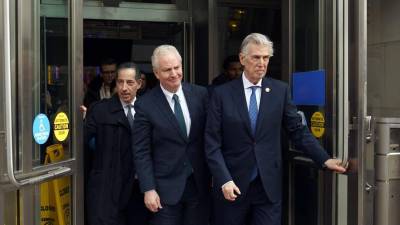 Los senadores estadounidenses Jamie Raskin (i) y Chris Van Hollen (c), junto con el congresista Don Beyer, salen de las oficinas de USAID en Washington.