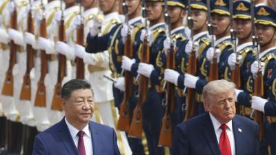 El presidente chino Xi Jinping inspecciona una guardia de honor junto al presidente estadounidense Donald Trump durante una ceremonia de bienvenida en el Gran Salón del Pueblo en Pekín, China.
