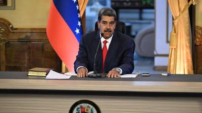 El presidente venezolano, Nicolás Maduro, observa mientras habla durante una conferencia de prensa sobre las elecciones presidenciales.