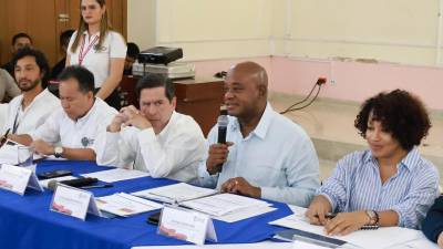 Fotografía cedida este viernes por la Cancillería de Colombia que muestra al canciller Luis Gilberto Murillo y al ministro de Interior, Juan Fernando Cristo (c), durante una reunión este viernes en Cúcuta (Colombia).