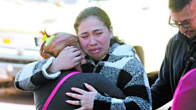 <b>María Celeste se funde en un abrazo con un familiar de Samuel Cortez, quien murió en el incendio.</b>