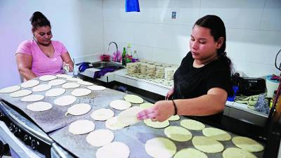 Vendedoras de Guamilito en la preparación de tortillas.