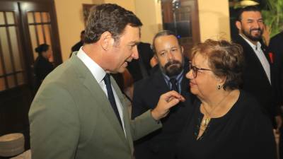 El embajador de España en Honduras, Diego Nuño García, conversa con la designada presidencial de Honduras, Doris Gutiérrez.