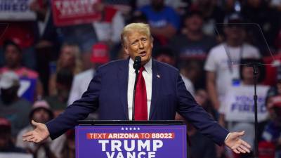 Trump durante un evento de campaña en Arizona.