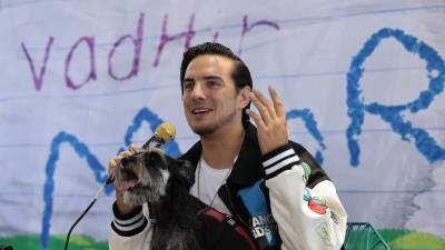 El cantante mexicano Vadhir Derbez habla durante una rueda de prensa donde presento su nuevo sencillo Morrito, hoy en la Ciudad de México (México).