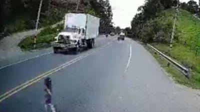 Momento en que la niña sale corriento por la carretera antes de ser atropellada.