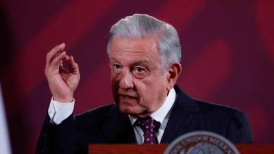El presidente de México, Andrés Manuel López Obrador, habla durante una rueda de prensa hoy, en el Palacio Nacional en Ciudad de México.
