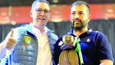 <b>Benjamín Paz recibe el premio al primer lugar de la vigésima edición de Taza de Excelencia.</b>