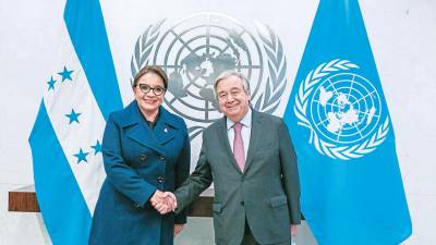 <b><span class=mln_uppercase_mln>archivo.</span></b> La presidenta Castro y el secretario de la ONU estrechan manos en un encuentro pasado.
