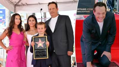 El actor Vince Vaughn posa con su estrella en compañía de su esposa e hijos.