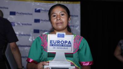 La defensora de derechos humanos María Felicita posa mientras recibe el Premio Europa de Derechos Humanos 2022.