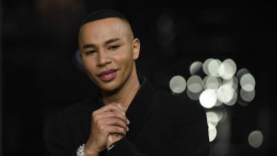 Olivier Rousteing diseñador de la casa Balmain, se limitó a indicar que desfilará el día 27, como previsto, para presentar su colección mujer primavera/verano 2024.