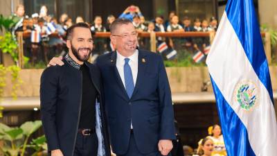 Bukele ofreció la ayuda humanitaria que España “no aceptó” a Chaves, para los damnificados por las lluvias, durante su visita a Costa Rica.