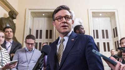 Mike Johnson (c), presidente de la Cámara de Representantes de Estados Unidos.