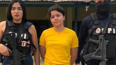 Karolina Gissela Hernández Martínez es custodiada por agentes de la Policía.