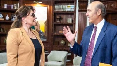 La presidenta de Honduras, Xiomara Castro, junto al exembajador de Estados Unidos en Honduras, Hugo Llorens.