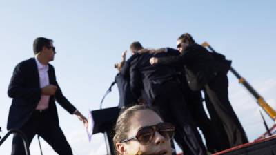 Agentes del Servicio Secreto durante el atentado contra Trump en un mitin en Pensilvania.