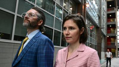 Amanda Knox regresó a Florencia junto a su esposo Christopher Robinson, para escuchar su sentencia en un caso por difamación.