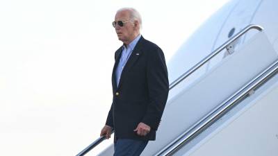 El presidente de los Estados Unidos, Joe Biden, desembarca del Air Force One al llegar a la Base de la Guardia Nacional Aérea de Delaware en New Castle, Delaware, el 5 de julio de 2024.