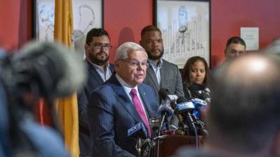 El senador demócrata Bob Menéndez durante una conferencia de prensa.