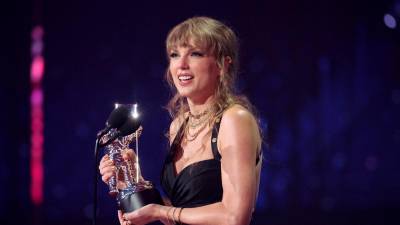 Taylor Swift acepta el premio MTV Best Pop award por su exitoso tema Anti-Hero.