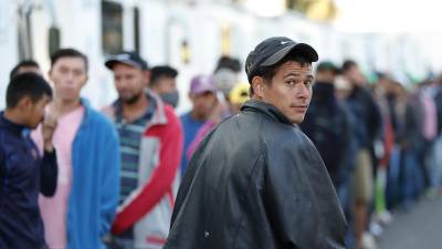 Migrantes enviados desde Texas a Los Ángeles en protesta por las políticas migratorias de Joe Biden.