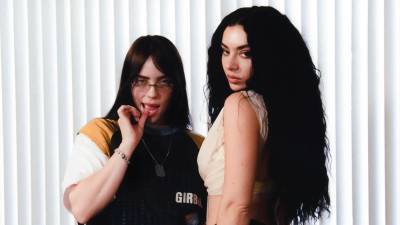 La artista británica Charlie XCX lanza dúo con Billie Eilish.