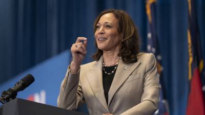 Kamala Harris puede convertirse en la candidata demócrata si Biden da un paso al lado, según medios locales.