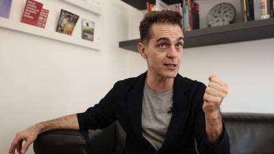 El actor español Pedro Alonso habla durante una entrevista con EFE este miércoles, en Ciudad de México (México).