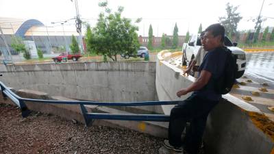 <b><span class=mln_uppercase_mln>Lugar.</span></b> En el túnel de retorno a inmediaciones del Polideportivo de la Unah se precipitó el bus de la ruta urbana.