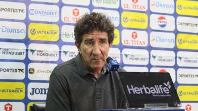 Héctor Vargas en conferencia de prensa tras la derrota de la Real Sociedad ante Motagua.