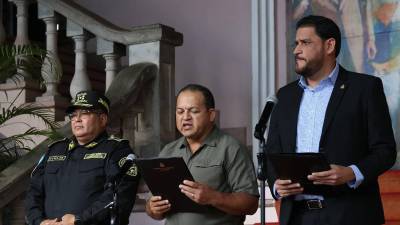 El ministro hondureño de Seguridad, Gustavo Sánchez, mientras leída el comunicado.