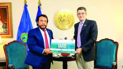 A finales de junio, el vicepresidente de El Salvador, Félix Ulloa, asumió la presidencia pro tempore actual y no Nayib Bukele. En julio anterior, recibió del secretario general de la SIECA, Francisco A. Lima Mena, el Plan Maestro Regional de Movilidad Logística 2035, puesto en precario por las visas de Costa Rica.